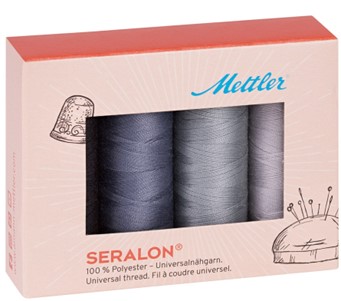 Das Mettler Universalnähgarn SERALON in der Ausführung Grey-Kit enthält 4 Grautöne von je 200 m.